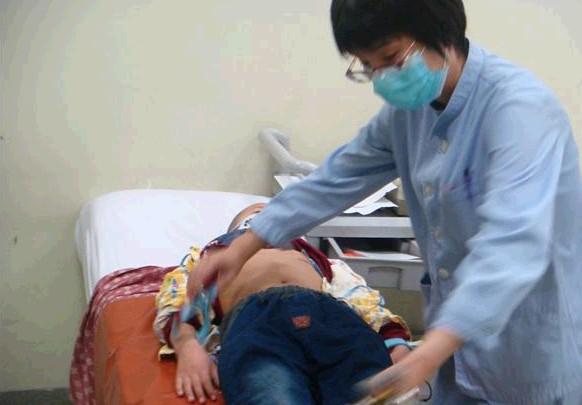 任俊杰在北京儿童医院病房接受医生的检查