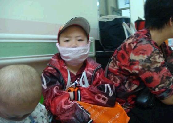 任俊杰在妈妈的陪同下从早上7点多排队一直排到10点多等着做心电图检查