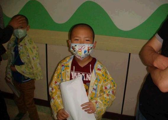 任俊杰在等待着B超的检查时为了不让妈妈担心还在面带微笑的哄着妈妈