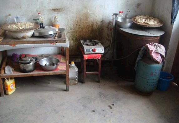 自打结婚以来,家里什么都没有,这液化气罐和燃气灶还是孩子的外公给买的。