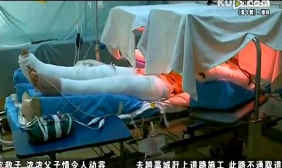 程军杰躺在医院的重症监护室中,紫外烘烤,进行治疗