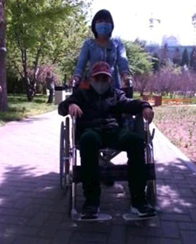 从秦小康住院,患病期间母亲就一直一个人在北京儿童医院照顾孩子,由于孩子身体虚弱,每次出院住院多是母亲一个人推着他来回医院就诊