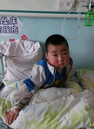 曾经可爱的孩子赵子文因为生病现在郁郁不欢