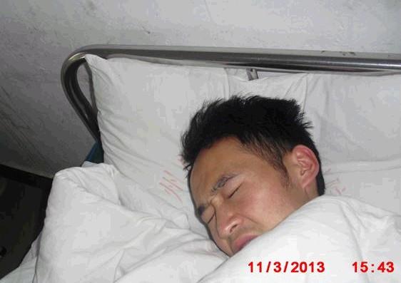刚送到镇上医院时,疼痛难忍的他,十分痛苦