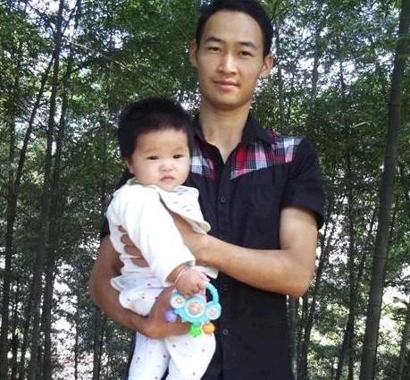 身体健康时的他身体是比较瘦小,但很阳光,在家很疼爱自己的女儿小美丽