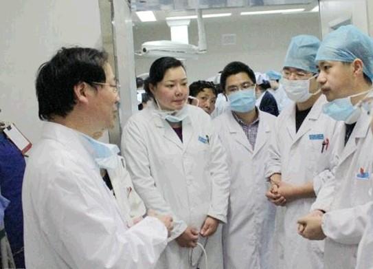 人民医院的医生临时会诊,及时拿出急救方案,生命不能等