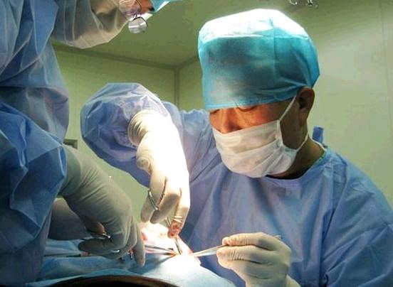 手术室医生紧急给他做体内做了置管手术,即时把体内过高的水分和毒素排出来,挽救了他的生命