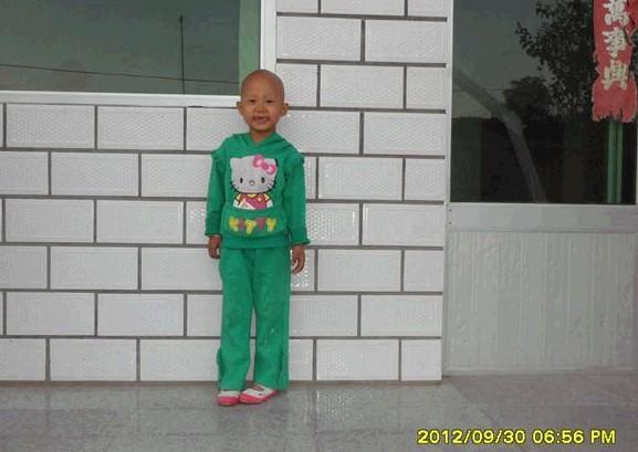这张照片是姑姑给照的,少见的一次她笑了,可我看到是那么心酸,小小的孩子,受这般折磨。