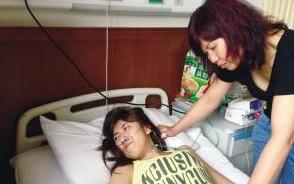 田希因为心脏扩大压迫胃淤血而恶心难受,田希妈妈帮田希轻柔胃和肚子