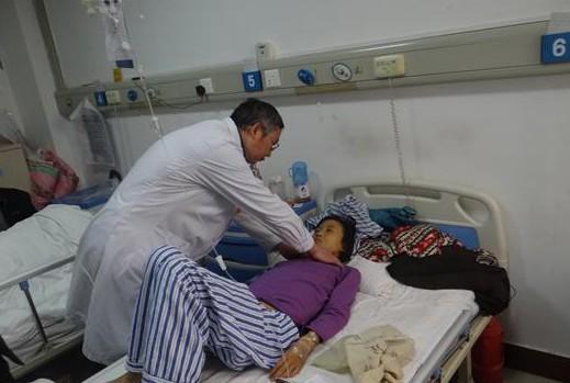 主治医师在为小翠翠检查病情