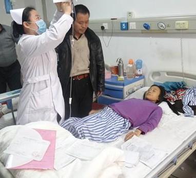 护士在为小翠翠输液