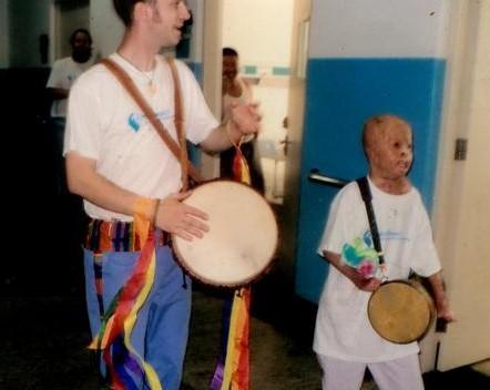 浩东与美国友人在一起。