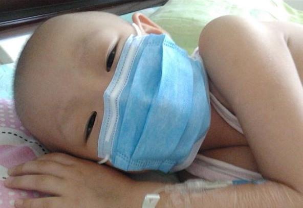 看到白血病把女儿折磨成这个样子,做父母亲真的是很痛心!