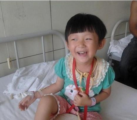 孩子刚确诊白血病时,不知未来的路多么艰难,在病房还和小朋友开心的玩。开始治疗后,化疗的痛苦一直折磨着女儿,每次入院都是哭得死心裂肺,哭的父母心里很难受,孩子你一定要坚强,我们一定能战胜白血病这个恶魔!