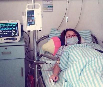 我姐姐王思宇在输液,我看这心里不是个滋味啊!如果可以我愿意换一下,我躺在病床上!