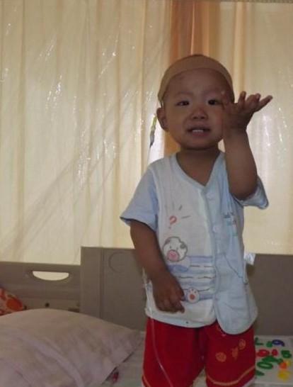 在打着针自己在玩耍,非常听话