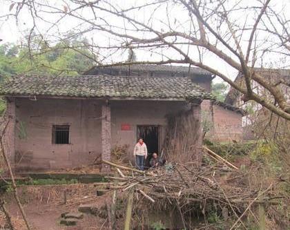 房檐下站着一家痛苦而坚强的人,袁香香的大爷爷没有结婚,手脚带残疾,无法自己在家做饭,是邻居知道我们的情况后,居民每个天天轮流跟他端饭给他,香香的婆婆在医院照顾她,这是为什么我的家就这样不幸