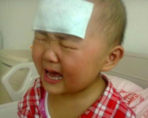 第一疗程化疗结束后头发掉了一半,发烧41度,难受的哭闹