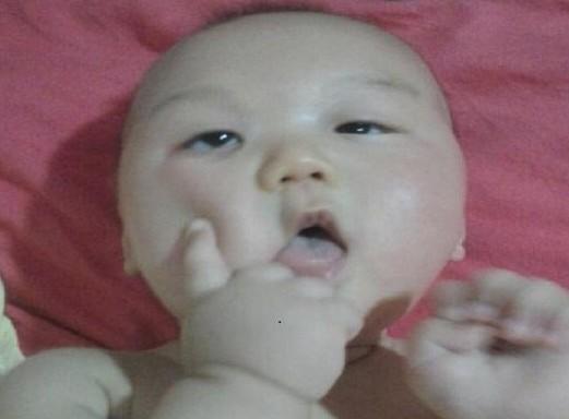 我刚洗澡完,香香滴,在做鬼脸哦,可爱么,我的小名叫铁蛋,大家都是这样叫我的。