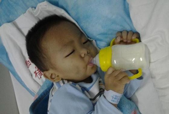 何积烽由于疲劳,吃着吃着就睡着了