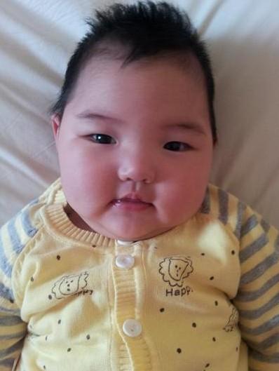 小婉瑜出生后可爱的照片。