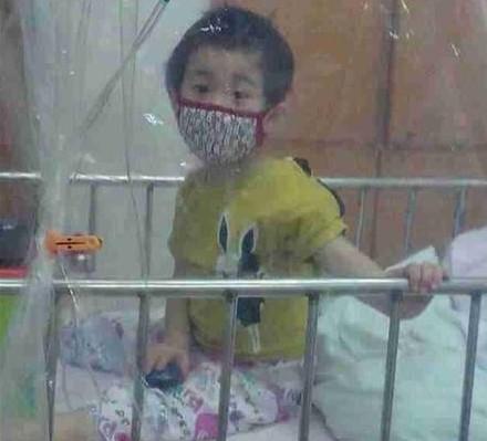 小鑫怡很想出去很其他小朋友一样玩,上学