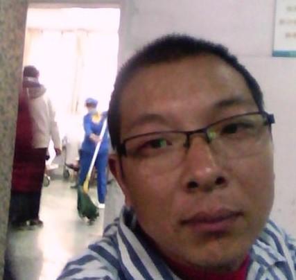 面容憔悴的我对现在的生活充满无奈