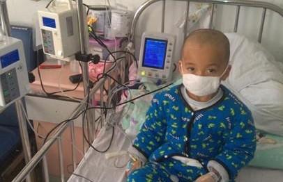 孩子会经常问爸爸:“我什么时候能好”,他的眼神告诉我们,他渴望健康。渴望好心人能帮助他。