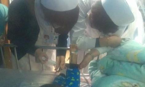 由于长期化疗孩子手上的血管已模糊,无奈在脚上挂水,孩子非常的配合,