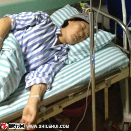 这是我母亲在江苏省人民医院用美罗华化疗时拍的,化疗时有反应,全身酸痛,后来护士就暂停了一下美罗华的化疗,改挂一些护肝护胃的药水后我母亲才睡下的,我都不忍心叫醒她,让她睡会