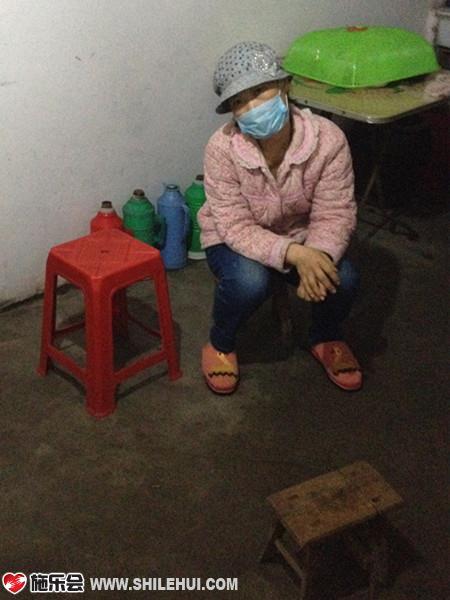 妈妈的眼睛很无神,因为她总是没有精神,没有免疫力,总是提不起来精神。她身上的皮肤和肉都是松弛没有弹性的,看着人很揪心