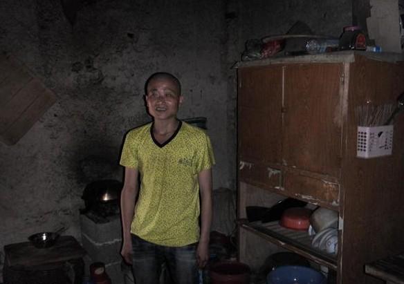 陈荣春家里的家具陈旧,孤单一个人生活困难。