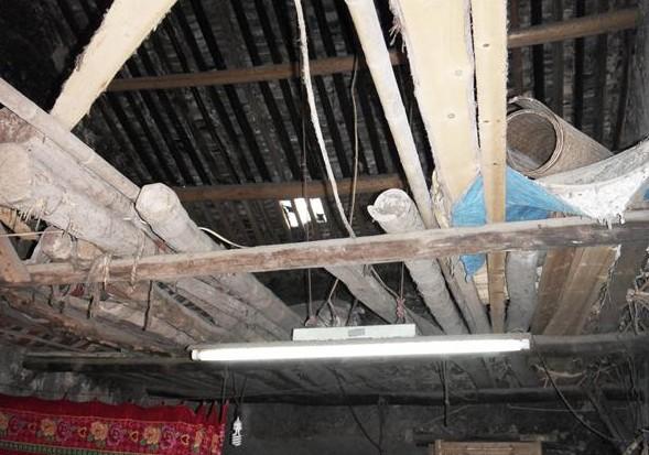 陈荣春家里的破旧非常的破旧,居住环境非常的差。