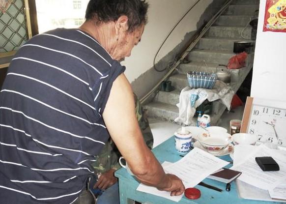 张贤生在求助信上按手印。