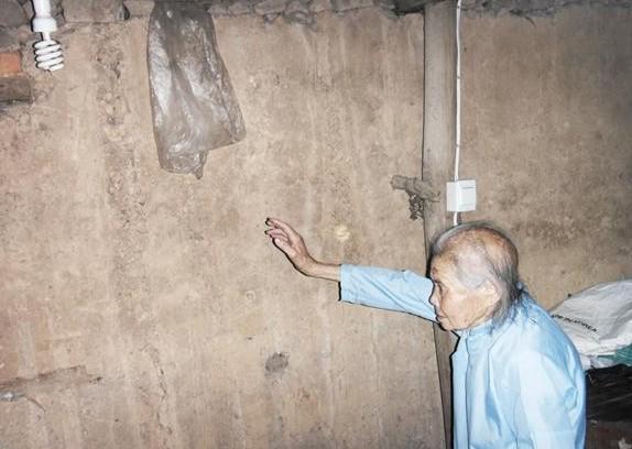 蒋爱招老人家里墙壁多处裂缝,下雨天漏雨非常严重,居住环境非常的差。