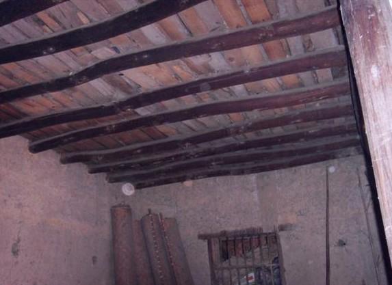 蒋爱招老人家里的泥土房子,年久失修,居住环境非常的差。