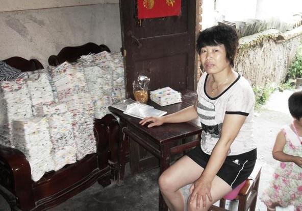 潘爱君体力活吃不消干,平时在家做点来料加工活,维持家里生活费用。