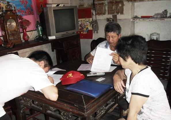 乡村会计在写贫困证明,帮她代写求助信。