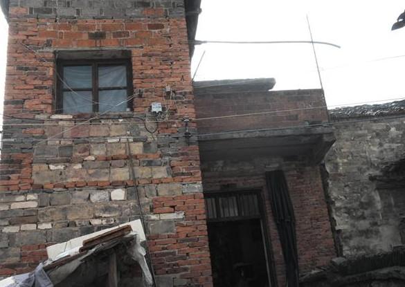 潘爱君家里的房子,造好有20年多年时间,破旧居住环境非常的差。