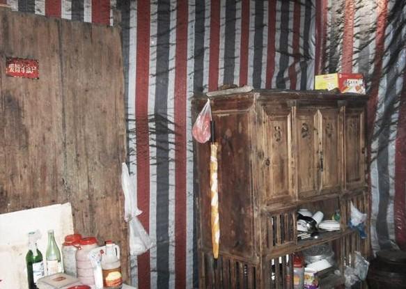 潘爱君家里的家具非常陈旧,没有像样生活用品,生活条件非常的艰苦。