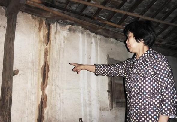 家里泥土瓦片房子墙壁多处裂缝,房子下雨天漏雨非常严重,居住环境非常的差。