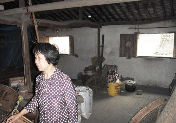 盛美芳家里空荡荡的,家里陈旧,没有像样的生活用品,生活贫困。