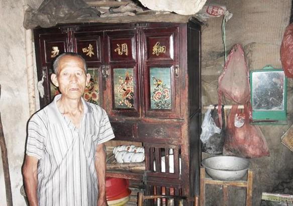 陈振民老人家里生活十分艰苦,家里的家具破旧,没有像样的生活用品