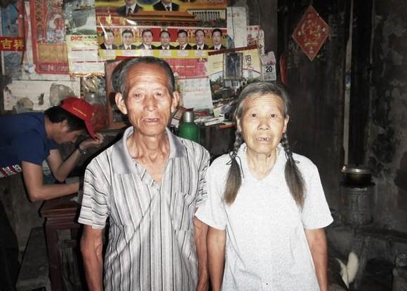 陈振民老人和妻子站在家里,妻子体弱多病患有贫血症手脚疼痛