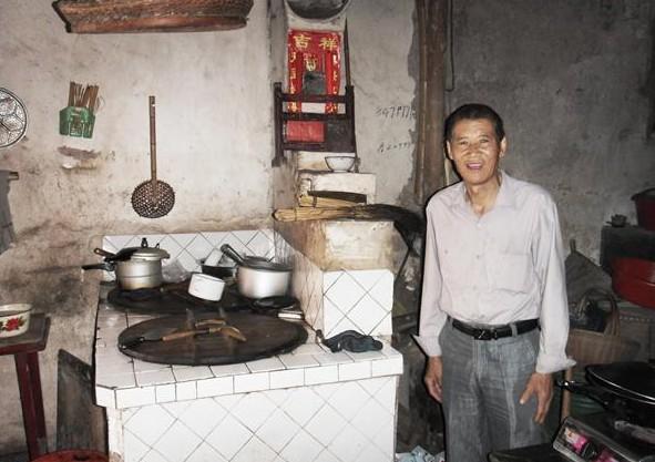 盛昌兴家里为了省钱,平时都烧土灶,没有像样的生活家具。