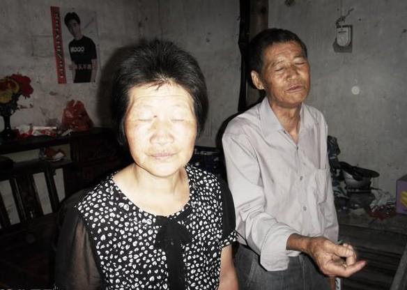 盛昌兴和他的妻子,妻子年纪大体弱多病,还要照顾他的生活,家里生活十分艰苦