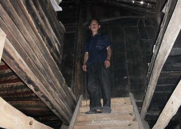 叶天金老人家里木式的楼梯狭窄破旧,走在上面还会发出咯吱的响声,生活十分困难。