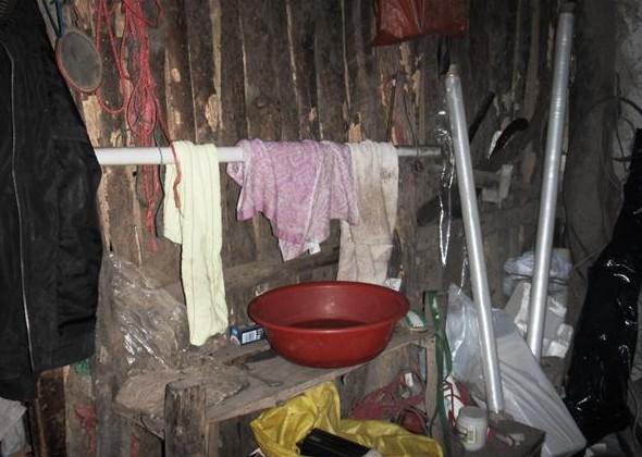 叶天金老人平时洗脸架子,非常的破旧,毛巾都变色了,生活条件非常艰苦。