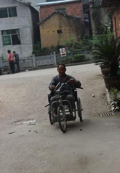 志愿者走访时胡云贵刚刚从外面回来