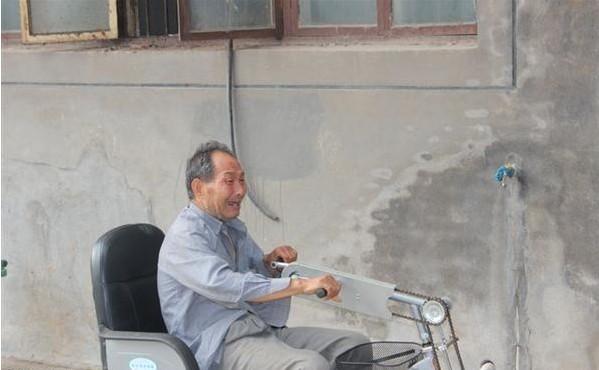 胡云贵老人的这个车子是好心人改装送给他的,平时就用它代步